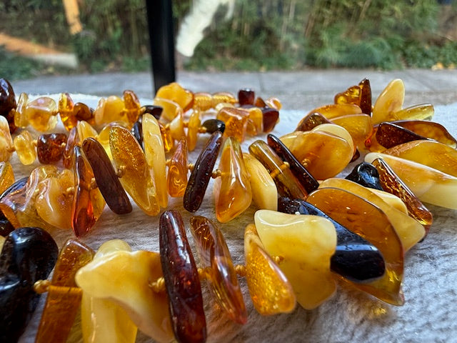 Flowing Amber Chip Necklace