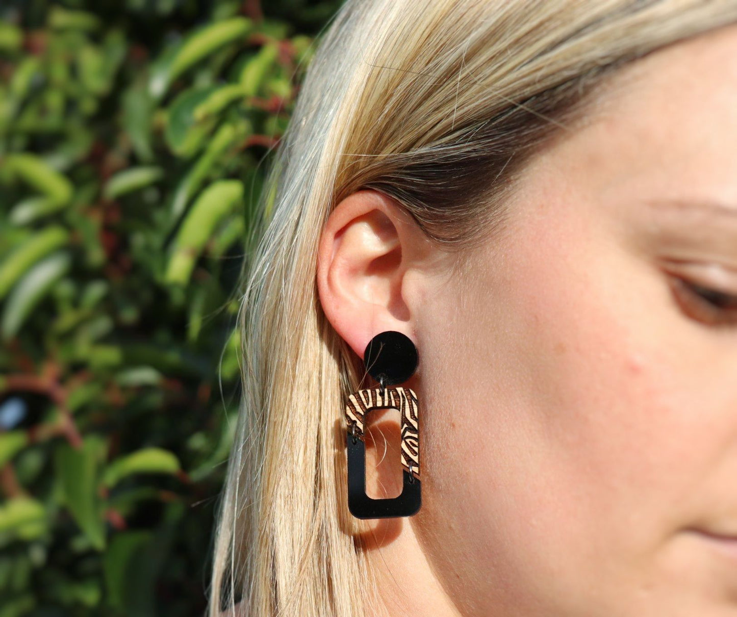 'NIGHT BREEZE' DANGLE EARRINGS - Amber House 