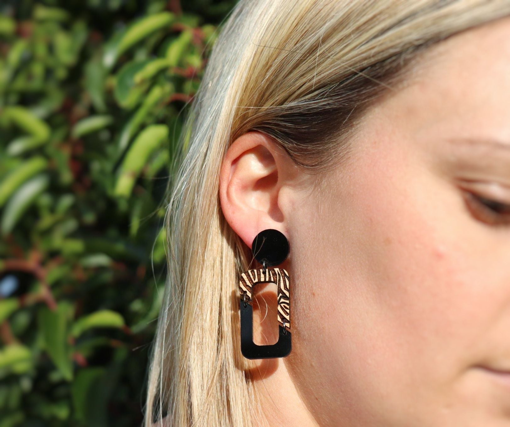 'NIGHT BREEZE' DANGLE EARRINGS - Amber House 